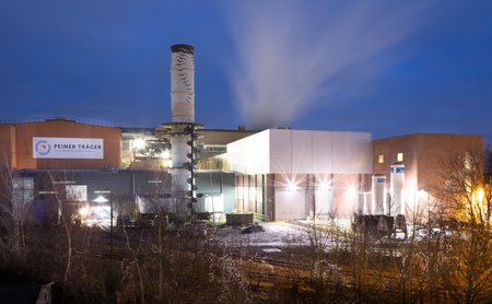 Das Bild zeigt das Stahlwerk in Peine in einer Nachtaufnahme. 