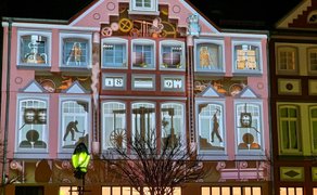 Das Bild zeigt eine Momentaufnahme von einer Videoprojektion auf dem Historischen Marktplatz in Peine. 