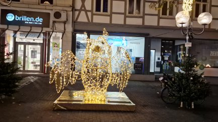 Das Bild zeigt die XXL-Lichtskulptur in Peine, genauer die Eule. 