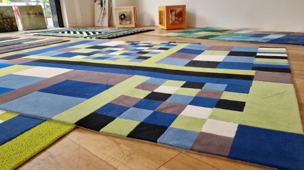 Das Bild zeigt einen bunten Teppich in einem Geschäft in der Peiner Innenstadt. 