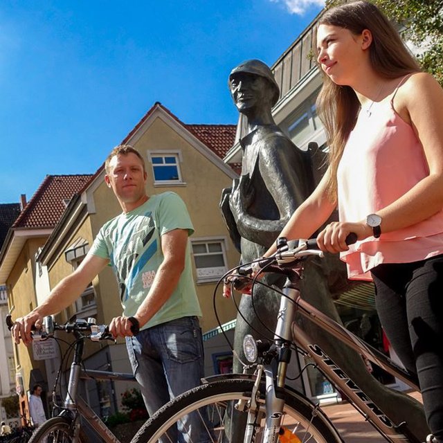 Das Bild zeigt zwei Menschen mit jeweils einem Fahrrad auf dem Echternplatz in Peine. 