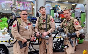Ghostbusters-Cosplayer bei der Kunst- und Kulturmeile in der Peiner Innenstadt vor einem Themenfahrzeug als publikumswirksames Event im Stadtmarketing