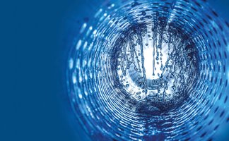 Blick in das Innere eines zylindrischen Doppelwandfilters mit Wassertröpfchen