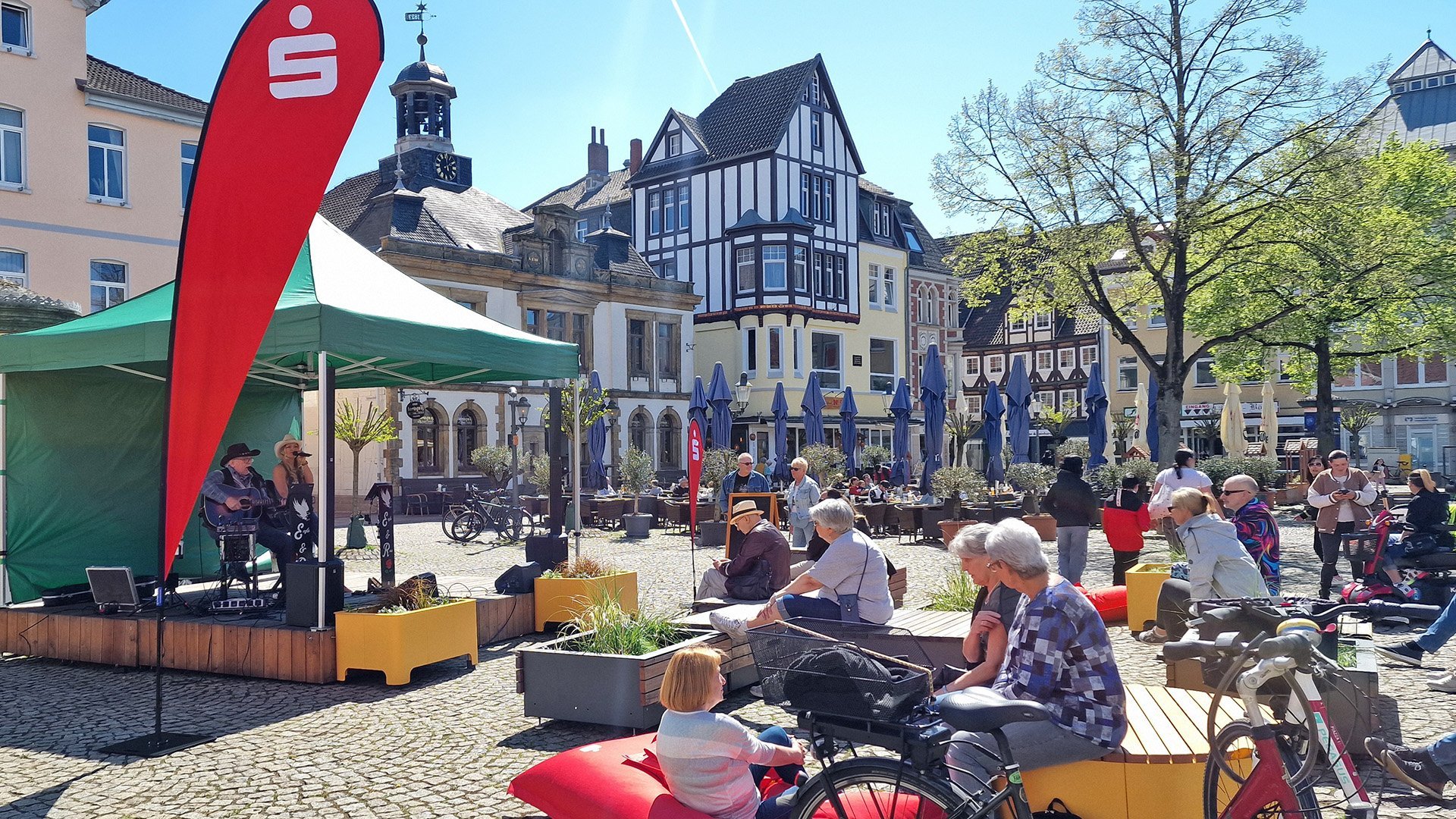 OpenStage auf dem Historischen Marktplatz in Peine mit Live-Musik, Publikum und Fachwerkhäusern bei sonnigem Frühlingswetter.