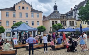 Open-Stage-Veranstaltung auf dem Marktplatz in Peine mit DJ-Zelt, Zuschauerinnen und Zuschauern auf Sitzbänken, historischen Gebäuden im Hintergrund und lebendigem Stadtleben.