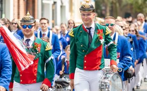 Das Bild zeigt zwei Marschierende beim traditionellen Peiner Freischießen. 