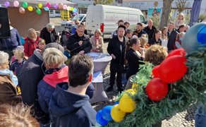Eröffnung des Osterbrunnens auf dem Marktplatz in Peine mit vielen Besuchern, Moderation und frühlingshafter Dekoration.