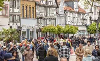 Das Bild zeigt Passanten beim Einkaufen in der Fußgängerzone in Peine.