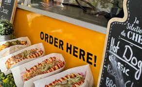 Das Bild zeigt eine Auswahl an verschiedenen Streetfood-Gerichten.