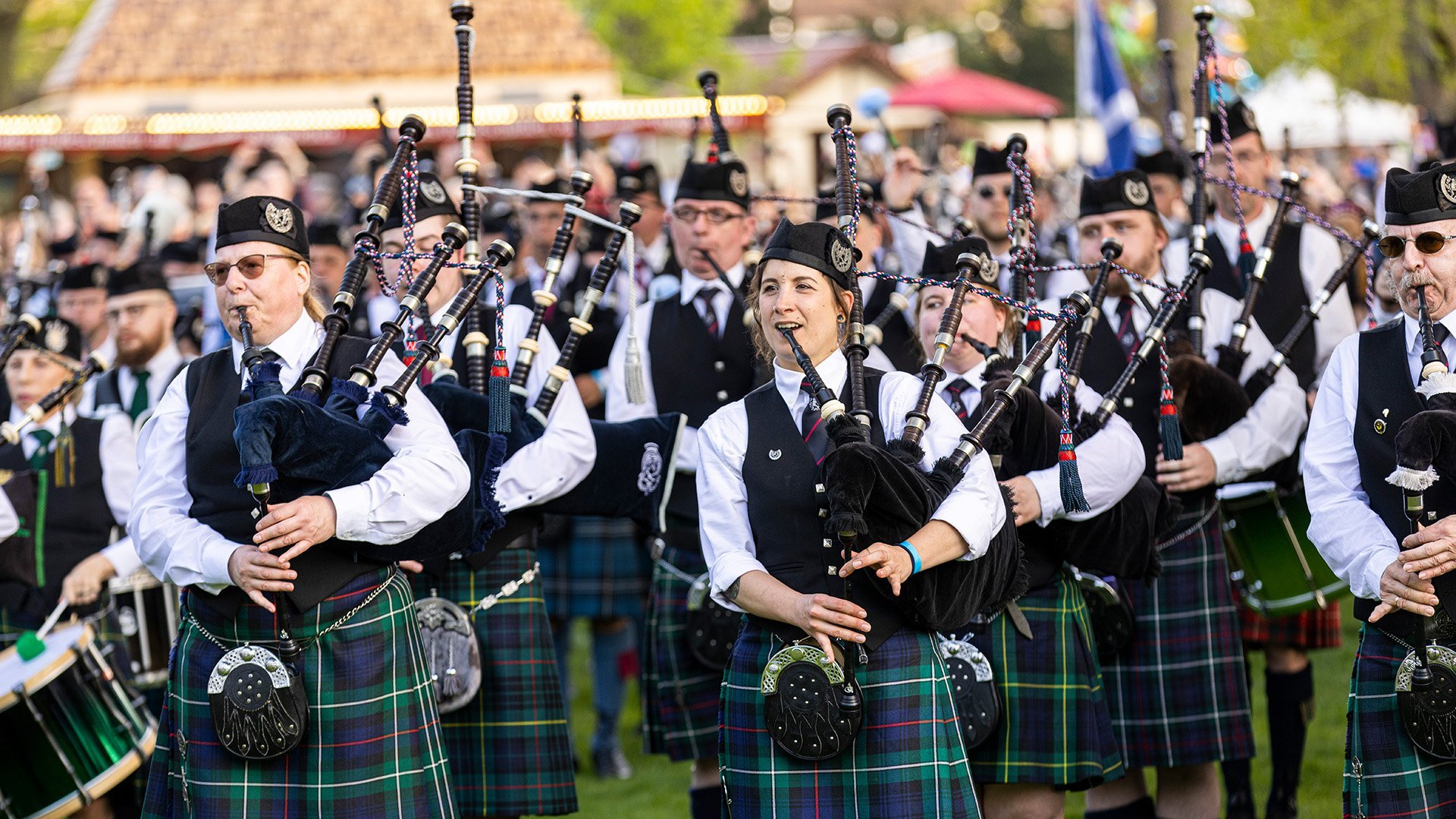 Gruppe von Musikern in Kilts spielt Dudelsäcke beim Highland Gathering im Peiner Stadtpark