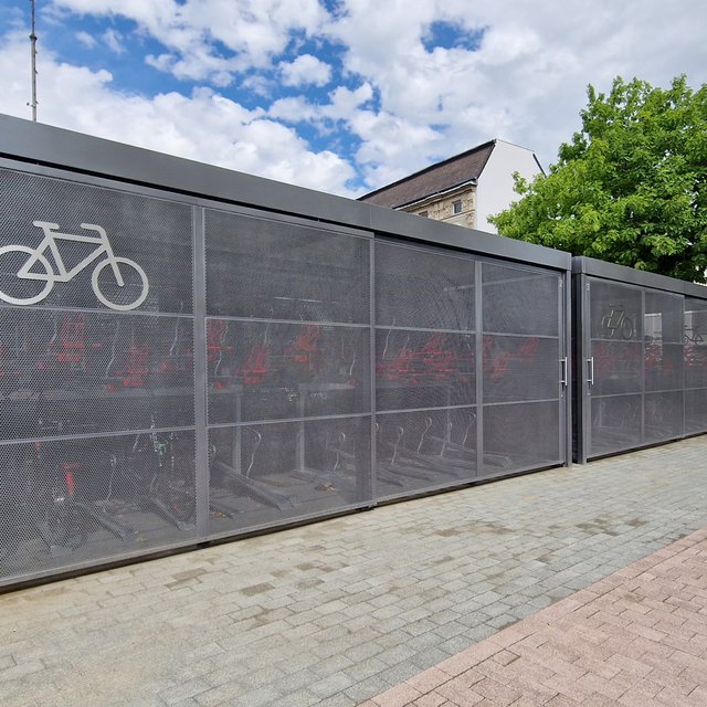 Das Bild zeigt die Bike+Ride Anlage am Peiner Bahnhof. 