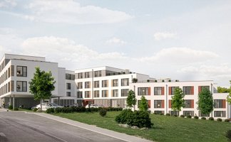 Mehrstöckiges modernes Gebäude mit großen Fenstern und Bäumen auf einem leicht ansteigenden Gelände.