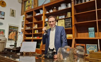 Kurator Marcus Peter vom Kreismuseum Peine: Über das Telefon sollen Besucher Informationen zu Ausstellungsstücken abrufen können..