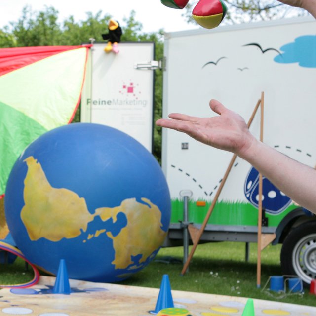 Das Bild zeigt Hände, die einen Ball werfen. 