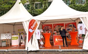 Gemeinschaftsstand von Peine Marketing und wito beim Entdeckertag mit Informationsmaterialien zu Freizeit, Stadtgeschichte und Industriekultur im Peiner Land.