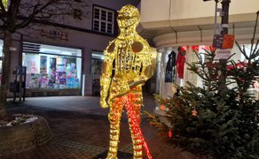 Goldene Lichtskulptur in Form eines Ritters in der Peiner Innenstadt bei Nacht, moderne Kunstinstallation im urbanen Stadtraum von Peine, Niedersachsen