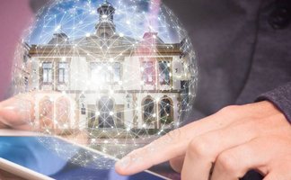 Symbolmotiv zur Zukunftswerkstatt Innenstadt Peine mit digital vernetztem alten Rathaus, das für Strategie, Innovation und die digitale Weiterentwicklung der Innenstadt steht.