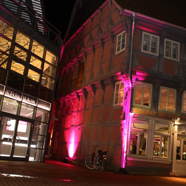 Beleuchtetes Fachwerkhaus und moderner Gebäudeteil des KulturSchwan in Peine bei Nacht mit stimmungsvoller Außenbeleuchtung.