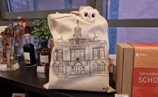Baumwoll-Tragetasche mit Illustration des Historischen Rathauses Peine als nachhaltiges Souvenir im Peine-Shop präsentiert.