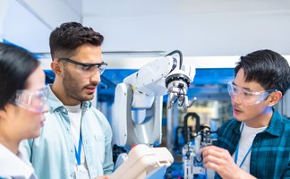 Transfernale Peine: Teilnehmende diskutieren bei einer Unternehmensbesichtigung innovative Technologien und industrielle Transformation.