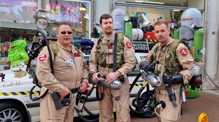 Das Bild zeigt die Ghostbusters bei einem Event in der Peiner Innenstadt. 
