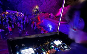 Das Bild zeigt ein DJ-Pult bei der Silent Music Party im Burgpark in Peine. 