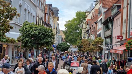 Das Bild zeigt viele Menschen während eines verkaufsoffenen Sonntags in der Peiner Innenstadt. 