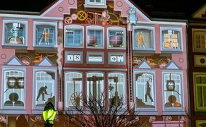 Das Bild zeigt eine Momentaufnahme von einer Videoprojektion auf dem Historischen Marktplatz in Peine. 