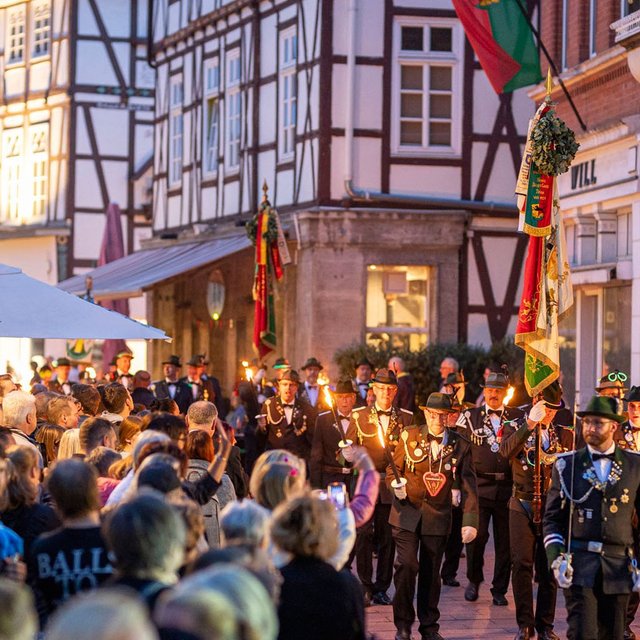 Traditionelles Peiner Freischießen mit Fackelumzug durch die historische Innenstadt