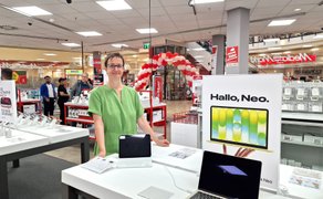 Mitarbeiter im neu eröffneten MediaMarkt SMART in der City Galerie Peine präsentiert den Servicebereich des kompakten Elektronikmarktes mit Fokus auf Beratung, Omnichannel-Angebote und Dienstleistungen.