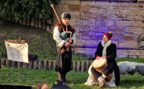 Musiker sorgen mit Dudelsack und Trommel für mittelalterliche Klänge beim Winterzauber im Burgpark in Peine.