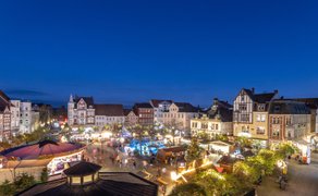 Blick über den festlich beleuchteten Marktplatz der Peiner Weihnachtsstadt mit Buden, Lichtern, Fachwerkhäusern und lebendiger Abendstimmung in der Innenstadt