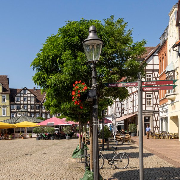 Das Bild zeigt eine Häuserzeile am Historischen Marktplatz in Peine. 