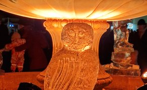 Leuchtende Eisskulptur mit Eulenmotiv als stimmungsvolles Highlight beim Winterzauber im Burgpark Peine.