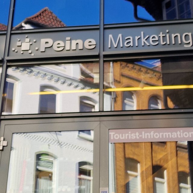 Das Bild zeigt die Glasfassade der Tourist-Information in Peine. 