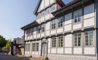 Historisches Fachwerkhaus mit Museumseingang in der Peiner Innenstadt bei sonnigem Wetter.