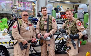 Das Bild zeigt die Ghostbusters bei einem Event in der Peiner Innenstadt. 