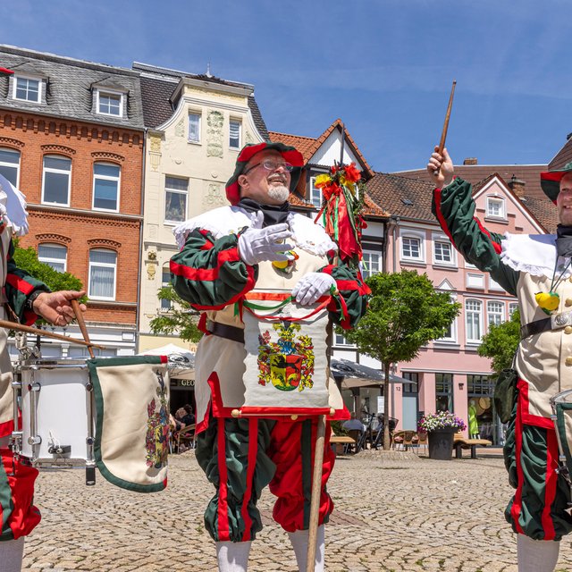 Das Bild zeigt den Herold und die Trommelboes, die traditionell das Peiner Freischießen verkünden. 