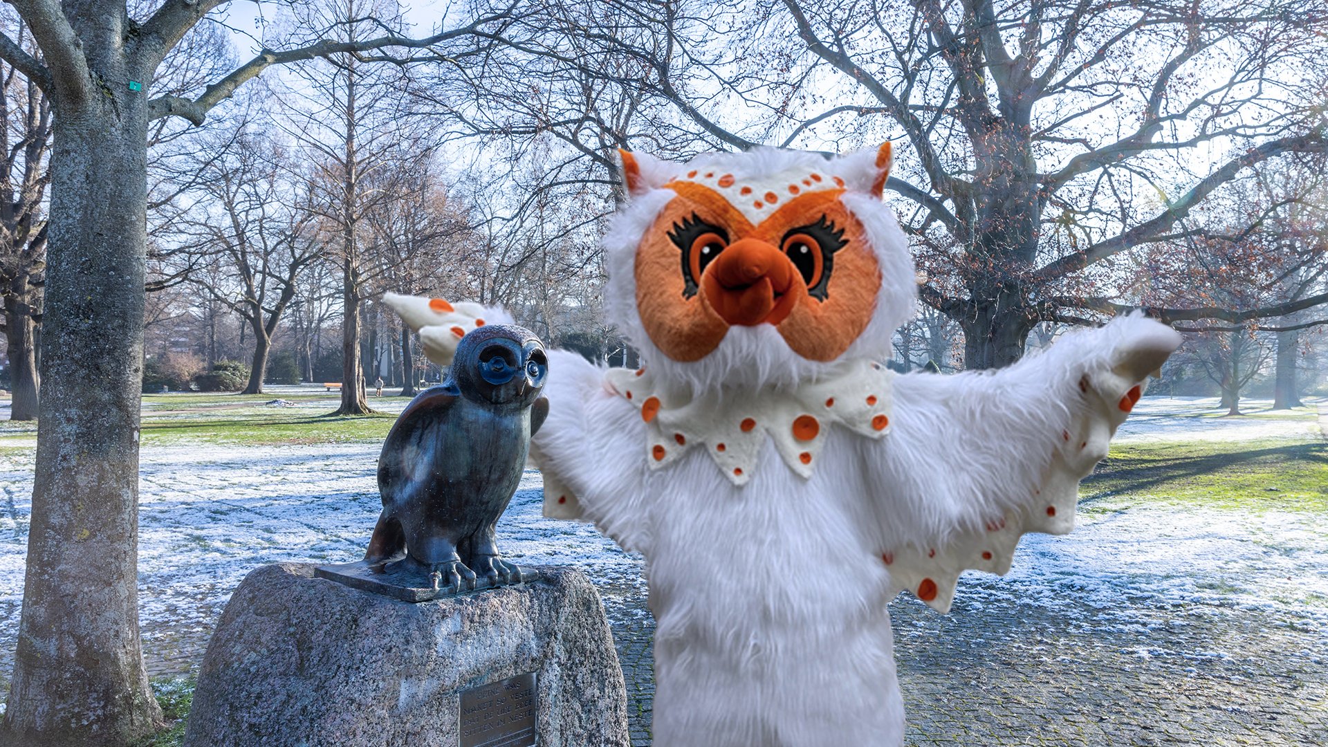 Das Peiner Maskottchen Uhlinchen zeigt sich in neuem Kostüm im Stadtpark