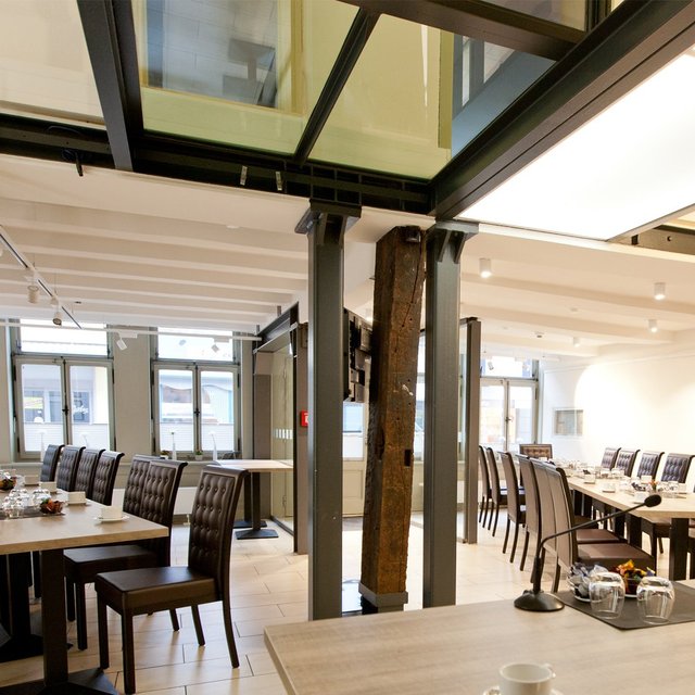 Moderner Tagungs- und Konferenzraum in Peine mit langen Tischen, bequemen Stühlen und Präsentationstechnik; ideal für Meetings, Seminare und Business-Events.