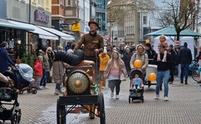 Straßenfest beim BraWo Mobility Spring in der Innenstadt Peine mit Steampunk-Künstler, Familien, Kindern und vielen Besuchern zwischen Geschäften.