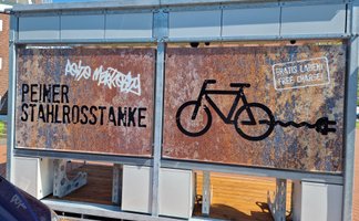 BikePorts in der Peiner Innenstadt mit Fahrrad-Ladestation aus Stahl, E-Bike-Lademöglichkeit und markantem Industriedesign