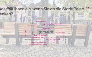Das Bild zeigt zwei Bänke auf dem Historischen Marktplatz in Peine mit Schlagworten, was den Menschen zu Peine einfällt. 