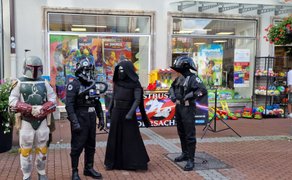 Das Bild zeigt Figuren aus der Star Wars Geschichte bei einem Event in der Peiner Innenstadt. 