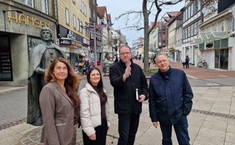 Vertreterinnen und Vertreter von Stadt Peine, Wirtschaftsförderung und Peine Marketing stehen in der Peiner Fußgängerzone. 