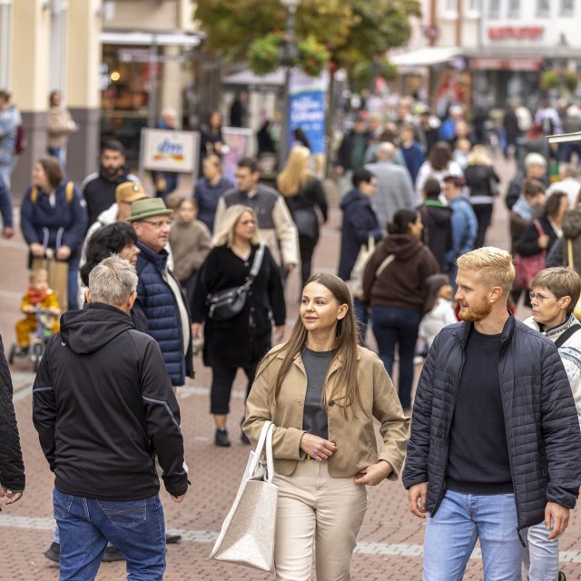 Belebte Innenstadt beim verkaufsoffenen Sonntag in Peine, mit zahlreichen Besucherinnen und Besuchern beim entspannten Bummeln und Einkaufen. Die Szene zeigt das Sonntags-Shopping als festen Bestandteil des Stadtlebens in der Peiner Innenstadt.