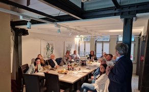 Lebendige Business-Runde im stilvollen Tagungsraum: Teilnehmende im Austausch bei Präsentation und Catering – ideal für Meetings, Workshops und Seminare in Peine mit persönlicher Atmosphäre, moderner Technik und Raum für Diskussionen.