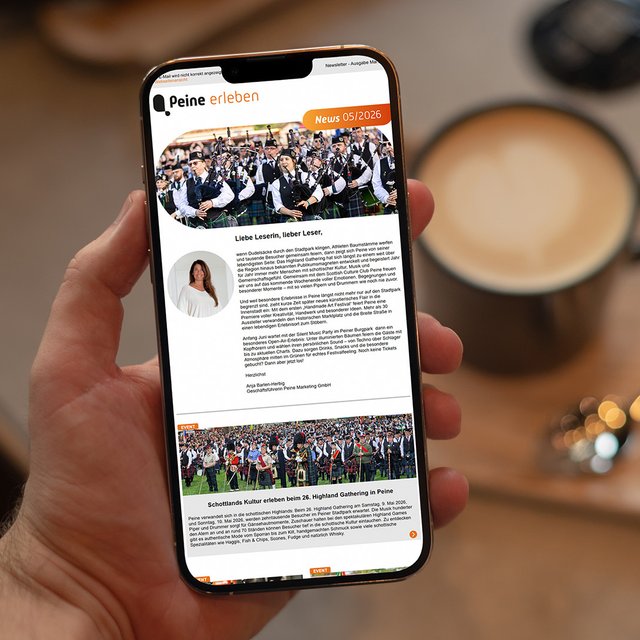 Newsletter „Peine erleben“ auf einem Monitor mit Stadtmotiv aus Peine und Veranstaltungstipps – digitale Informationen zu Events, Ausgehen und Freizeit in Peine.