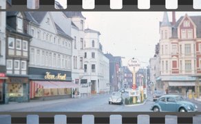 Das Bild zeigt einen Straßenzug in Peine in den 1960er Jahren.