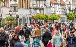 Das Bild zeigt viele Menschen, die in der Innenstadt von Peine bummeln gehen. 